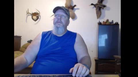 Snapshot of walkingbird chatting on 10/31/25, 11:28 walkingbird online show from 10/31/25, 11:28