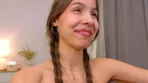 Snapshot of wanda_robinson chatting on 01/11/25, 10:40 Wendy. Hello Honeys Ill see you 2nd 5th 7th this week love you3 online show from 01/11/25, 10:40