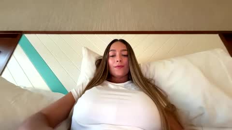 Snapshot of wandathompson_ chatting on 04/23/26, 04:09 Wanda online show from 04/23/26, 04:09