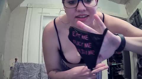 Snapshot of warwhore24 chatting on 02/05/25, 08:25 warwhore24 online show from 02/05/25, 08:25