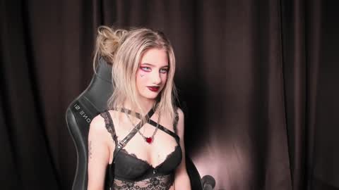 Snapshot of waterfallwoods chatting on 12/15/24, 08:08 waterfallwoods online show from 12/15/24, 08:08