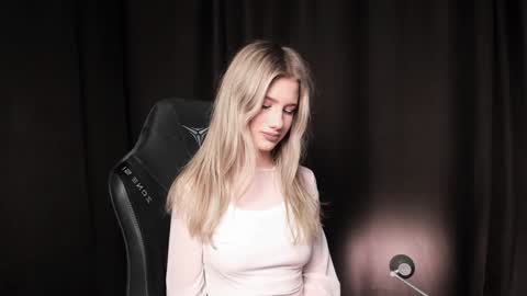 Snapshot of waterfallwoods chatting on 12/22/24, 07:00 waterfallwoods online show from 12/22/24, 07:00