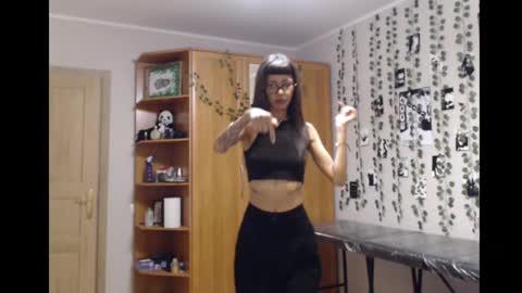 Snapshot of wavy_nights chatting on 11/17/25, 03:51 Mina online show from 11/17/25, 03:51