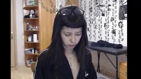 Snapshot of wavy_nights chatting on 11/21/25, 05:44 Mina online show from 11/21/25, 05:44