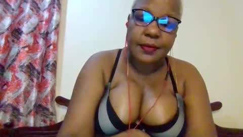 Snapshot of weaverbird25 chatting on 02/13/26, 10:06 weaverbird25 online show from 02/13/26, 10:06