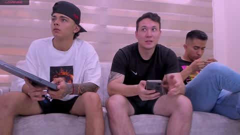 Jhonny Dick  his neighbors. online show from 01/12/25, 04:40