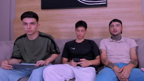 Jhonny Dick  his neighbors. online show from 05/12/26, 07:55