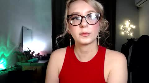 Snapshot of welliza chatting on 10/19/25, 11:16 Liza online show from 10/19/25, 11:16