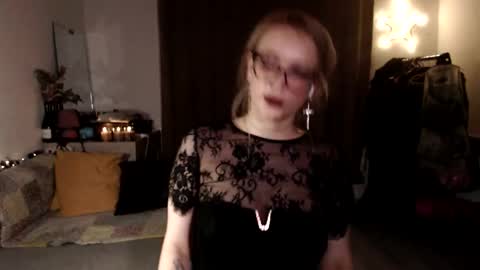 Snapshot of welliza chatting on 11/24/25, 10:42 Liza online show from 11/24/25, 10:42