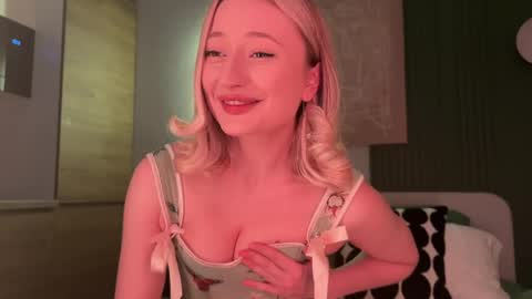 Snapshot of wendy_amber chatting on 03/23/26, 06:01 Daisy online show from 03/23/26, 06:01