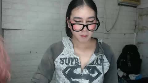 Snapshot of weremeanttobe chatting on 10/28/25, 06:10 andrew online show from 10/28/25, 06:10