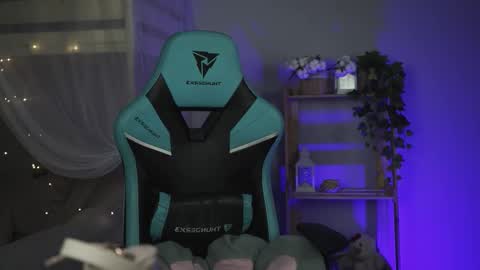 little girl who is always rightLisa online show from 09/24/25, 02:04