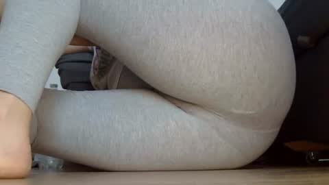 Snapshot of wet_pants2022 chatting on 10/24/25, 01:29 wet_pants2022 online show from 10/24/25, 01:29