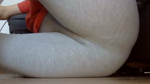 Snapshot of wet_pants2022 chatting on 11/19/25, 01:44 wet_pants2022 online show from 11/19/25, 01:44