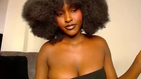 Snapshot of wet_wife_material chatting on 02/09/25, 12:41 Macey online show from 02/09/25, 12:41