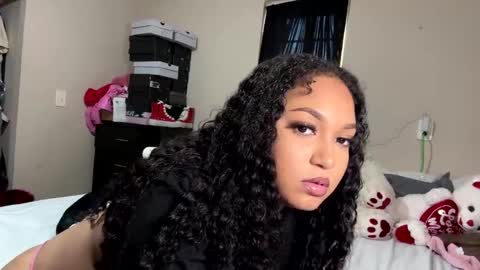 Snapshot of wetcreamerr chatting on 12/31/24, 09:17 SheSquirts online show from 12/31/24, 09:17