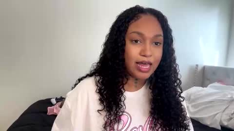 Snapshot of wetcreamerr chatting on 10/02/25, 06:37 SheSquirts online show from 10/02/25, 06:37