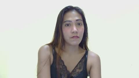 Snapshot of wetpetitechix chatting on 05/19/26, 02:01 wetpetitechix online show from 05/19/26, 02:01