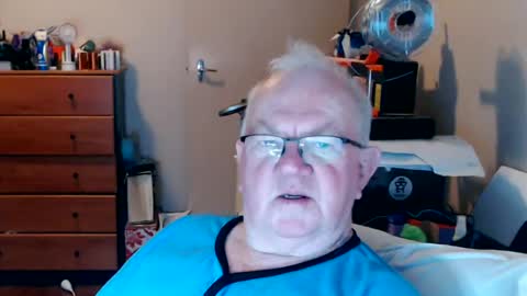 Snapshot of wetroller chatting on 06/25/26, 11:15 Wetroller online show from 06/25/26, 11:15