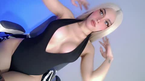 Snapshot of what_the_fuckxx chatting on 01/14/25, 09:51 kiara online show from 01/14/25, 09:51