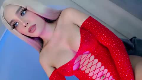 Snapshot of what_the_fuckxx chatting on 03/01/25, 05:42 kiara online show from 03/01/25, 05:42