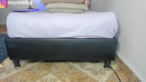 Snapshot of whiite_snow_ chatting on 10/27/25, 06:56 Sara online show from 10/27/25, 06:56