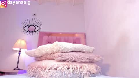 Snapshot of whiite_snow_ chatting on 11/06/25, 05:03 Sara online show from 11/06/25, 05:03