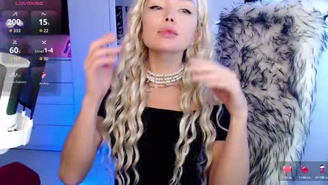 Snapshot of whitelabunny chatting on 10/16/25, 09:43 WhiteLaBunny online show from 10/16/25, 09:43