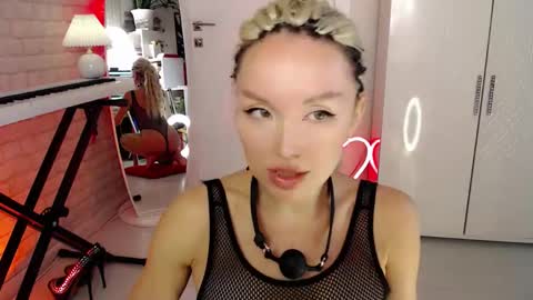 Snapshot of whitelabunny chatting on 11/06/25, 02:18 WhiteLaBunny online show from 11/06/25, 02:18