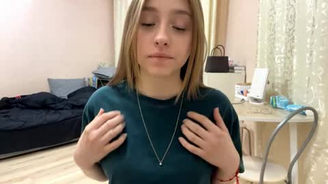 Snapshot of whitneyehlers chatting on 04/15/26, 07:32 Vicky online show from 04/15/26, 07:32