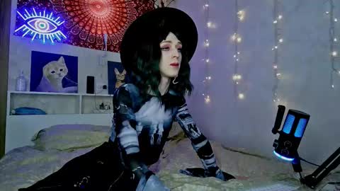 Snapshot of whoalexxa chatting on 12/22/25, 11:07 Alexa online show from 12/22/25, 11:07