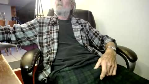 Snapshot of whofcares2 chatting on 12/18/25, 06:58 whofcares2 online show from 12/18/25, 06:58