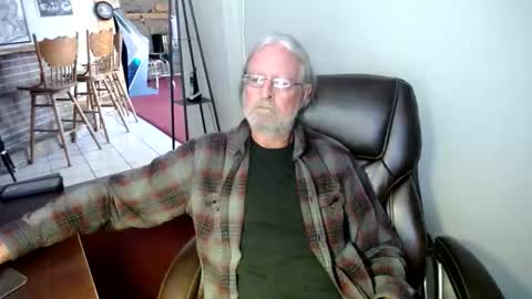 Snapshot of whofcares2 chatting on 03/01/26, 04:53 whofcares2 online show from 03/01/26, 04:53