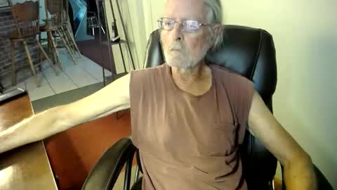 Snapshot of whofcares2 chatting on 05/28/26, 02:47 whofcares2 online show from 05/28/26, 02:47