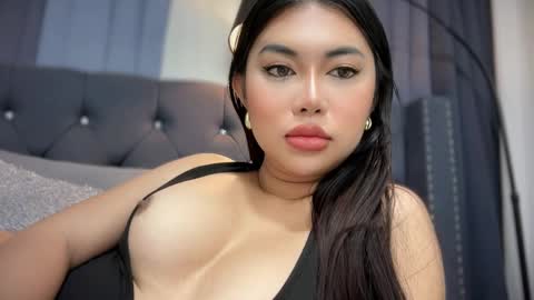 Snapshot of whoss_sofia chatting on 12/18/25, 12:27 Sofia online show from 12/18/25, 12:27