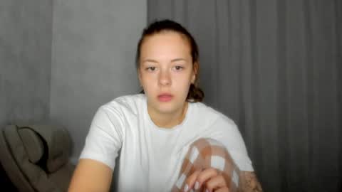 Snapshot of why_again_me chatting on 04/19/26, 08:11 Veronica online show from 04/19/26, 08:11