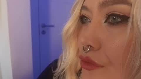 Laura  online show from 10/17/25, 05:21