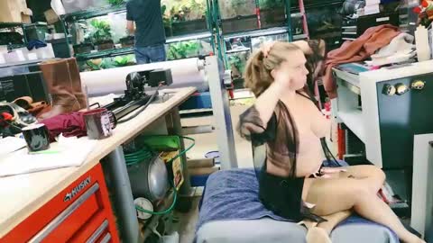 Snapshot of wifen_heels chatting on 01/12/25, 10:43 WifeNheels online show from 01/12/25, 10:43