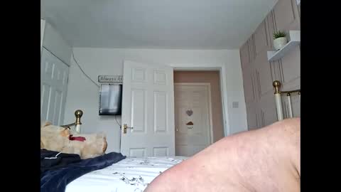 Snapshot of wifeswornknickers chatting on 03/16/26, 04:44 wifeswornknickers online show from 03/16/26, 04:44