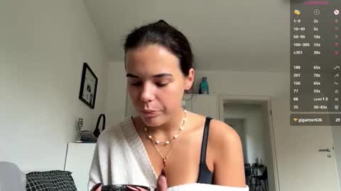 Mia online show from 10/12/25, 07:40