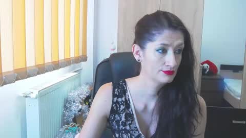 Snapshot of wildbea23 chatting on 12/31/24, 08:37 Bea online show from 12/31/24, 08:37