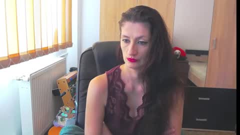 Snapshot of wildbea23 chatting on 02/11/25, 08:05 Bea online show from 02/11/25, 08:05