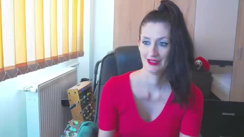 Snapshot of wildbea23 chatting on 02/12/25, 12:33 Bea online show from 02/12/25, 12:33
