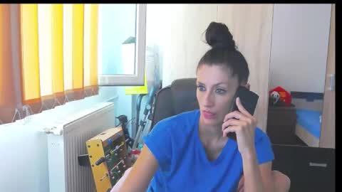 Snapshot of wildbea23 chatting on 09/22/25, 11:23 Bea online show from 09/22/25, 11:23