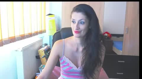 Snapshot of wildbea23 chatting on 10/12/25, 08:13 Bea online show from 10/12/25, 08:13