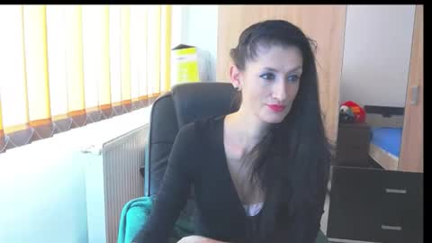 Snapshot of wildbea23 chatting on 10/15/25, 06:46 Bea online show from 10/15/25, 06:46