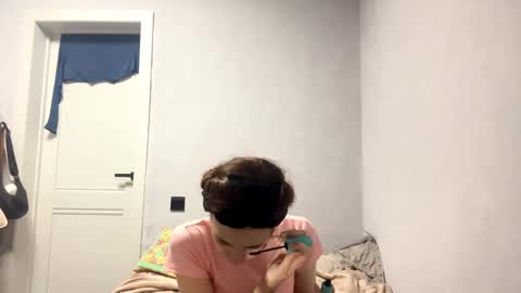 Snapshot of wildpeachh chatting on 10/28/25, 06:21 wildpeachh online show from 10/28/25, 06:21