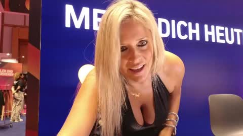 Lili online show from 09/27/25, 09:36