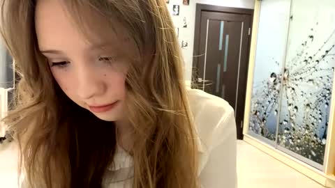Snapshot of willenasow chatting on 03/08/26, 05:17 Olivia online show from 03/08/26, 05:17