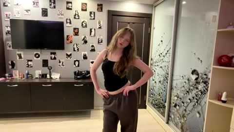 Snapshot of willenasow chatting on 04/08/26, 03:23 Olivia online show from 04/08/26, 03:23
